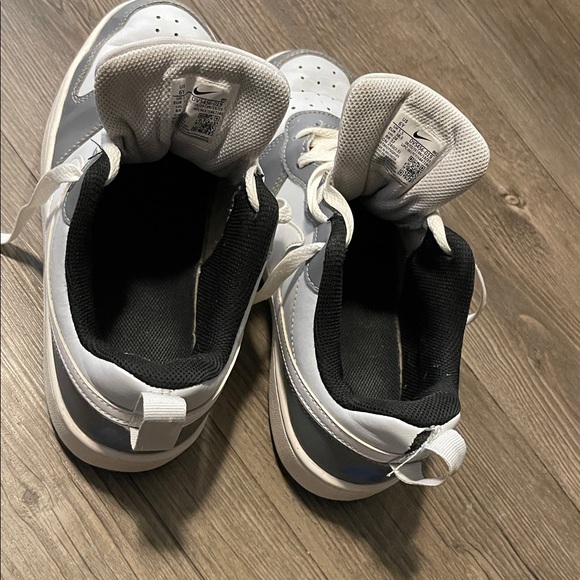 Nike Kids Gray and White Sneakers with Blue Highlights - Picture 4 of 5